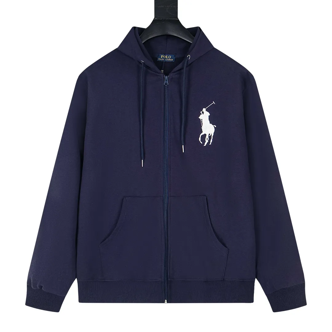P230 model number Y869 Ralph Lauren/Ralph Lauren Malaysian embroidered zipper cardigan hooded sweatshirt. This sweatshirt is available for everyone in autumn and winter. You can wear it casually no matter how you wear it! ! This hooded sweatshirt is decorated with the simple style that represents Ralph Lauren and is paired with a pony embroidery pattern, which is three-dimensional and full! The solid color fabric paired with exquisite embroidery instantly sets it off! Hooded sports design, loose and casual fit! The overall texture is very strong! Through the pictures, we can feel the thickness and texture of custom-woven and dyed threads. The workmanship is exquisite. They are shipped from major foreign trade factories. They are all made by masters with many years of experience. Everything is of high standards and requirements! Simple and versatile model ~ Made of imported pique cotton fabric, which is super delicate and soft, close to the body without being tied. All fabrics and accessories are original custom-made and of high quality! Perfectly reflects the brand’s sense of superiority! Standard cut, comfortable stretch, unrestricted movement! Highly practical, high-end and classy! Versatile style ~ can be paired with jeans or jogging pants. Ideal for transitioning from your morning commute to weekend events! Size: S-XL Navy Black Gray
